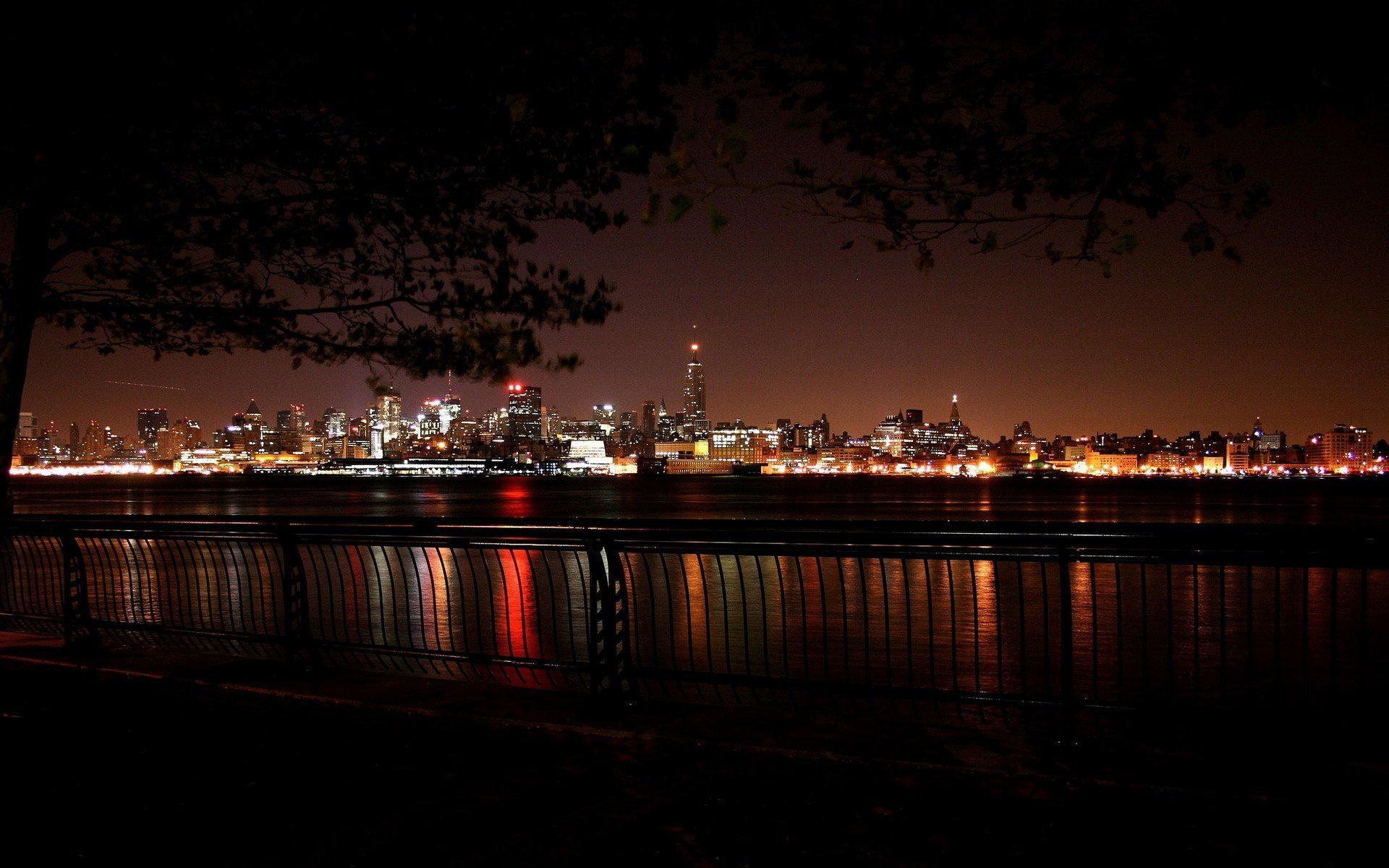 noche terraplén río