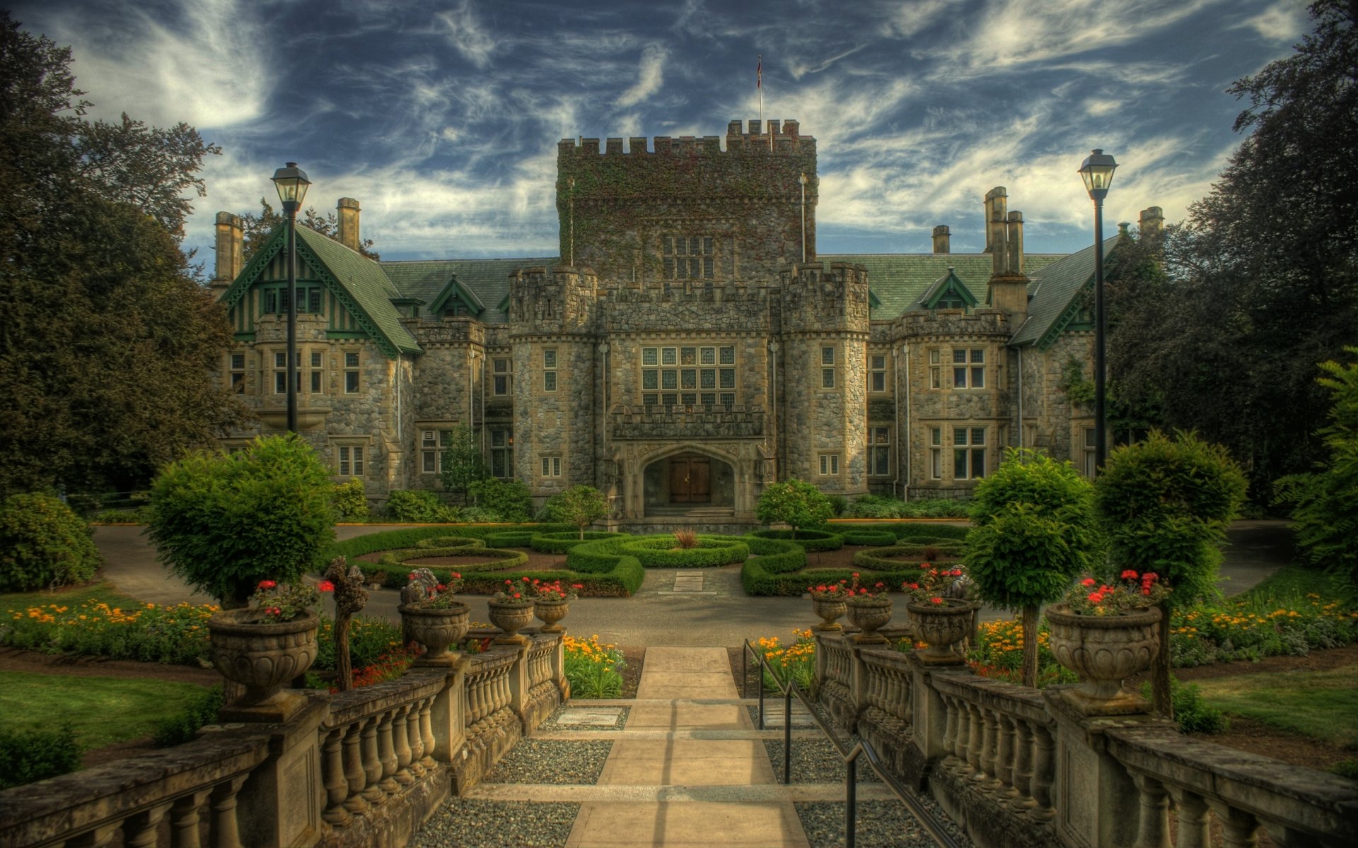 schloss bäume blumen wolken