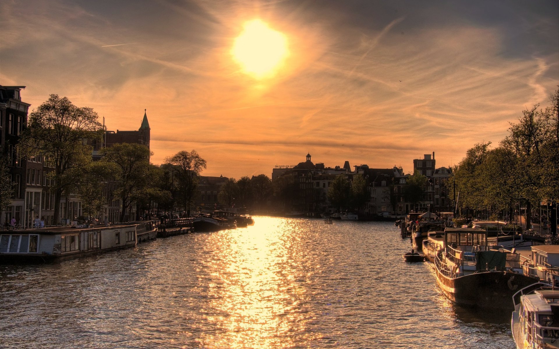 soleil sur amsterdam rivière soleil bateaux maison coucher de soleil