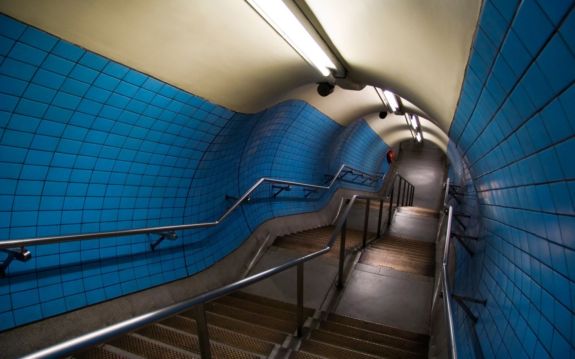 túnel escalones barandillas lámparas