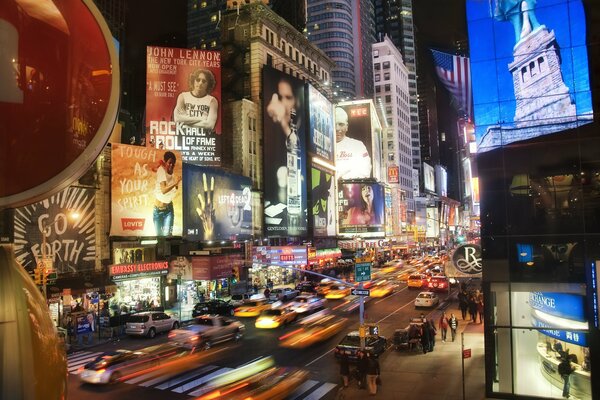 Niewyraźny Nowy Jork Time Square nocny z samochodami