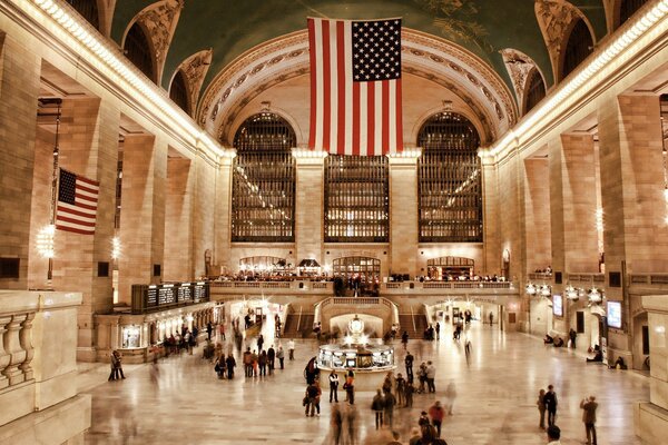 Grand drapeau des États-Unis dans le bâtiment de la gare