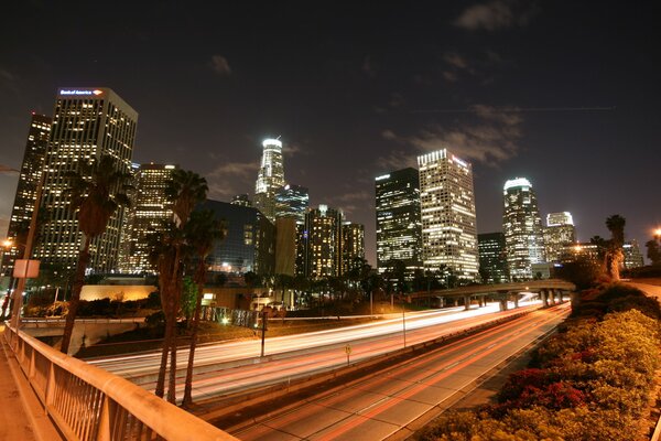 Luces de carreteras y edificios por la noche