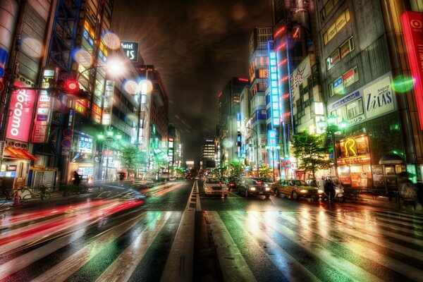 Auto ed edifici lungo la strada di notte a Tokyo Giappone