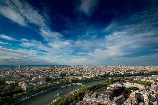 Niebo nad Paryżem hipnotyzujące niebo nad miastem