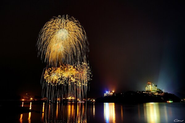 Fuegos artificiales en el fondo de la ciudad nocturna