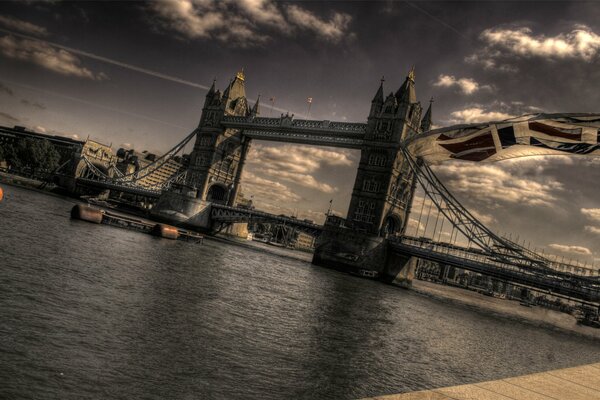 Drapeau sur le pont de Londres sur la Tamise