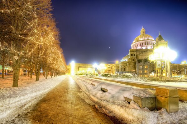 Boston nocą: śnieg, drzewa i światła