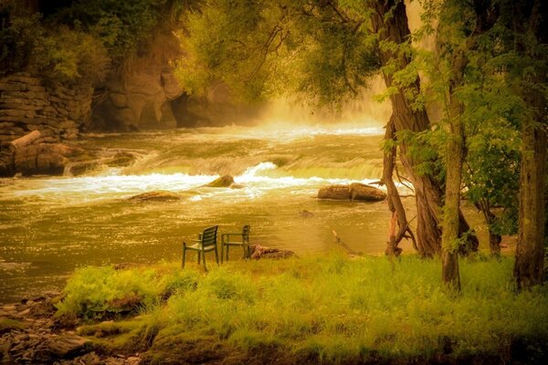 Stühle am Fluss im Sommer