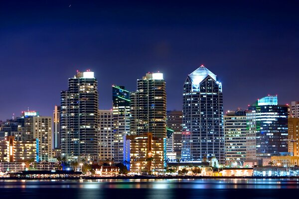 Lumières de la nuit dans le centre-ville de San Diego