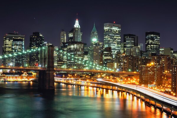 Die Lichter der New Yorker Nachtbrücke