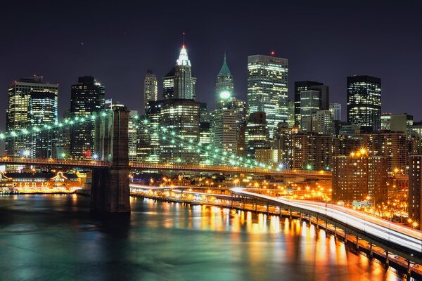 Lumières du pont de la nuit de New York
