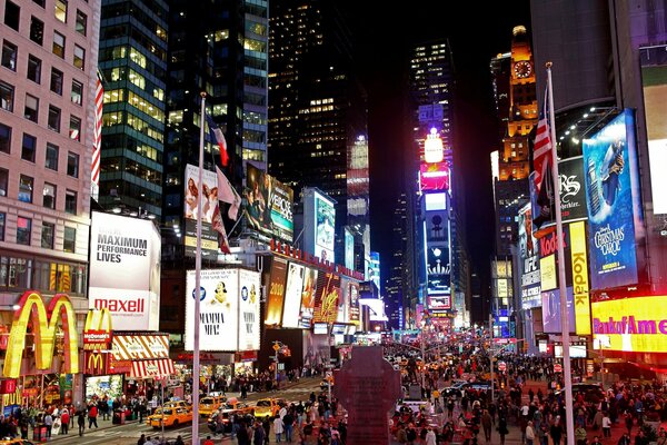 At night, Times Square revealed to New Yorkers