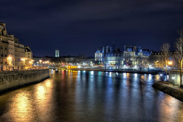Luci notturne vicino al fiume a Parigi Francia