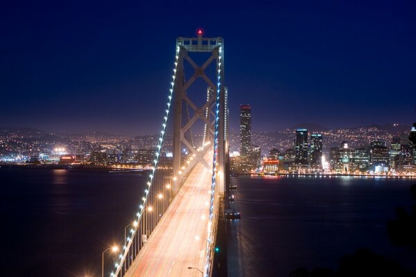 Puente en el fondo de la ciudad nocturna