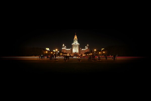 Son los edificios de la noche de Moscú