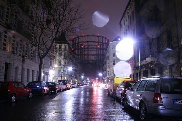 Lichtreflexion auf der Straße im Regen