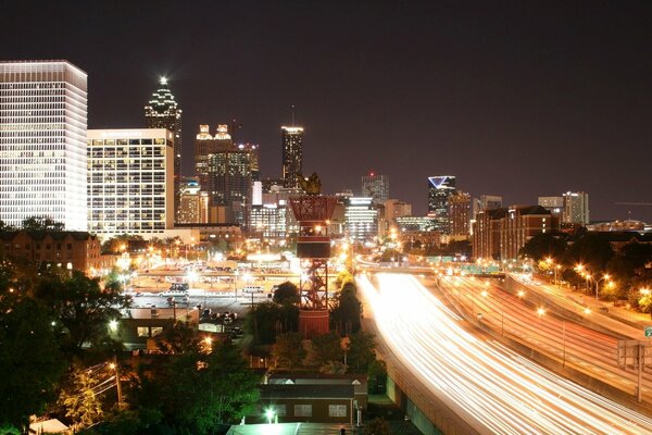 Autopista nocturna en la gran ciudad