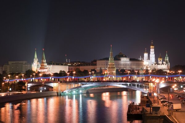 Vista nocturna de Moscú sobre el Kremlin