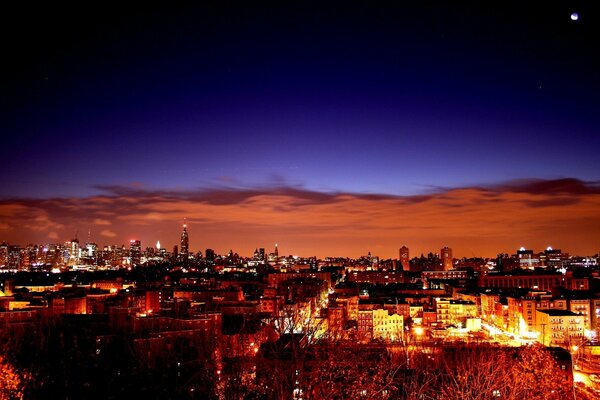 Bellissimo tramonto e città notturna