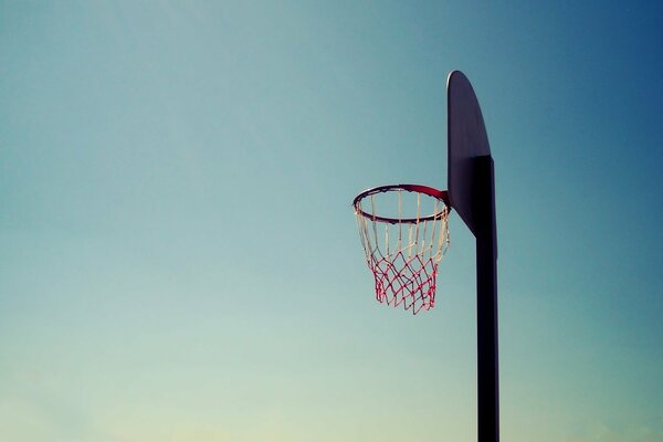 Anneau de basket-ball sur fond de ciel