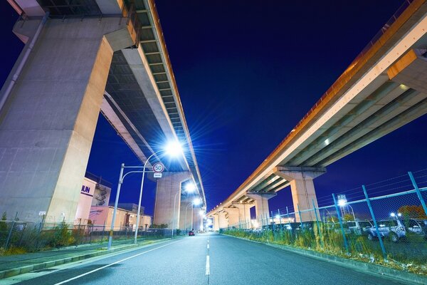 Strada notturna lungo i ponti Giappone