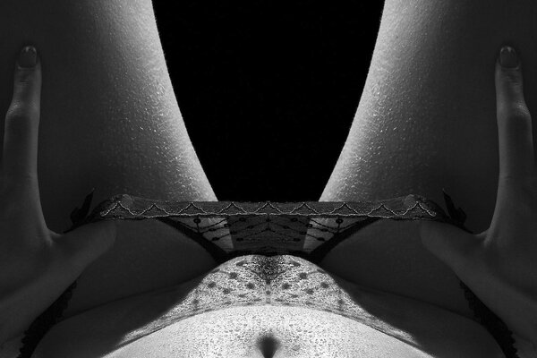Schwarz-Weiß-Foto eines erotischen Mädchens, das Höschen herunterzieht