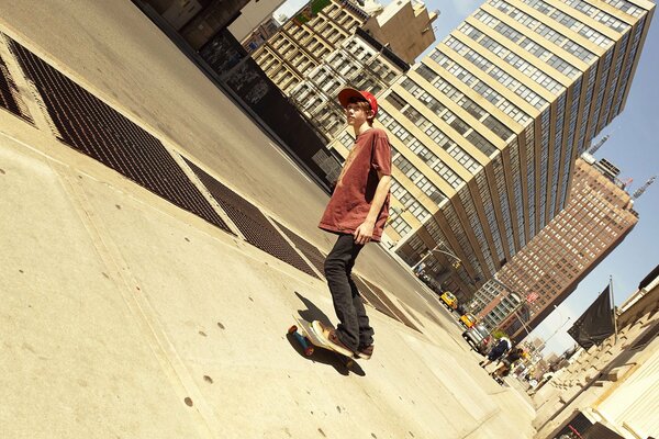 La creatividad de la foto de un chico en una patineta