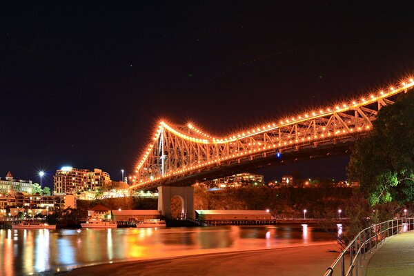 Hermoso puente contra el cielo nocturno