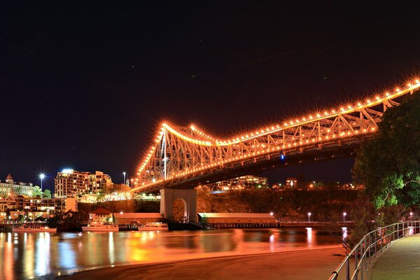 Красивый мост на фоне ночного неба