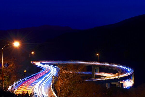 Pont japonais dans la nuit illuminé par des lanternes