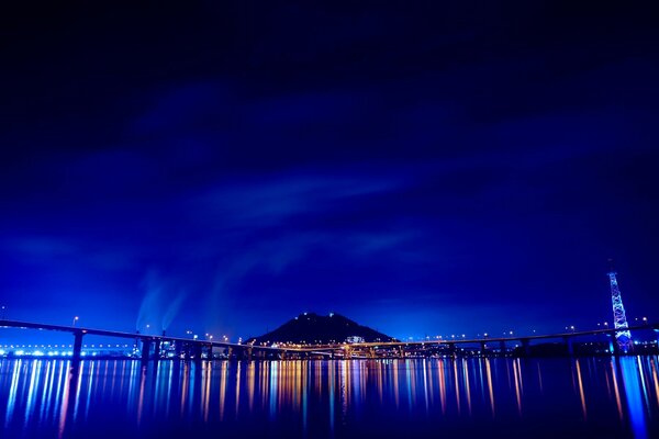 Le pont de nuit a allumé les lumières