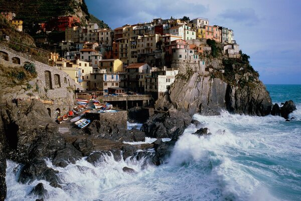 Las montañas de Italia y las olas