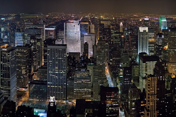 Brillo nocturno de los rascacielos de nueva York