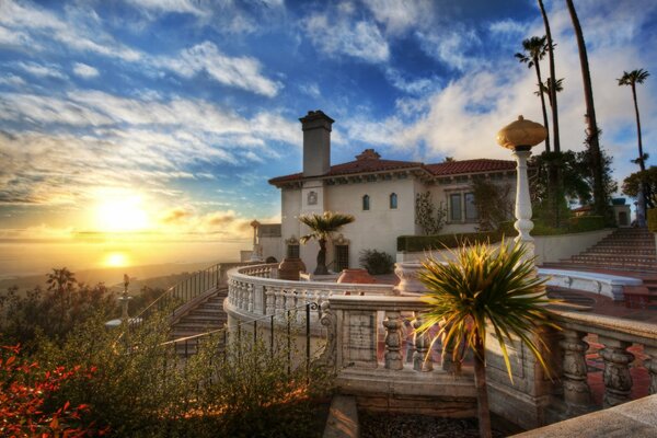 Castillo cerca del mar al amanecer