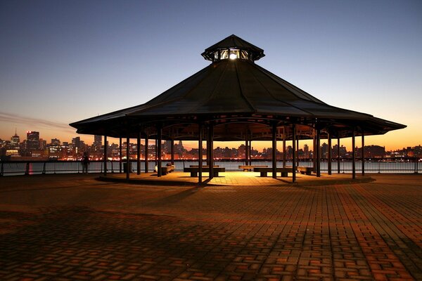 Gazebo situato in riva al mare con vista panoramica