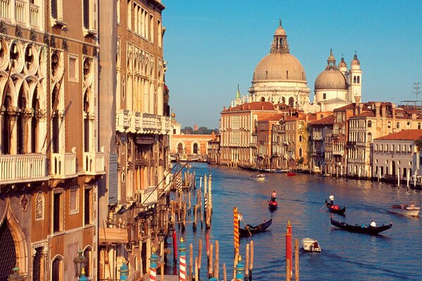Венецианские гондолы плывут по каналу солнечным утром
