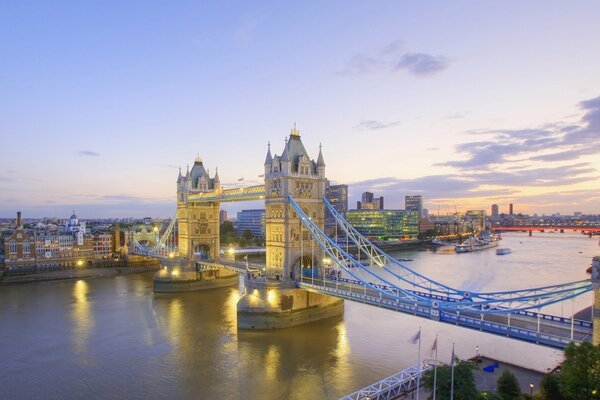 Tower Bridge über der Themse