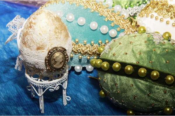 Uova decorative di Pasqua (ricamate con perle)