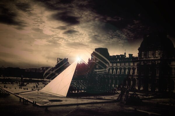 Linie piramidy Luwru w promieniach słońca
