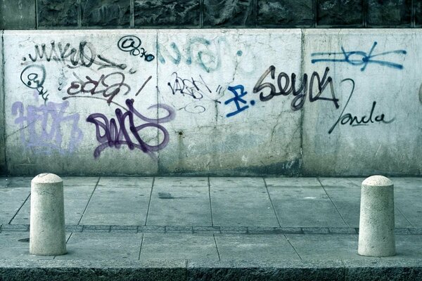 Inscriptions sur le mur. Peindre les murs