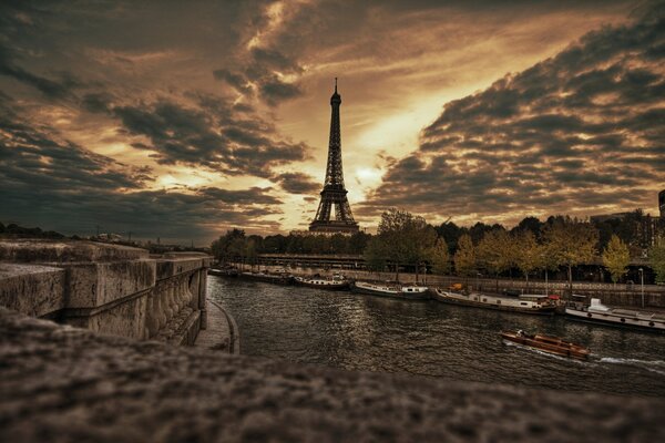 Die Uferpromenade in Paris am Eiffelturm