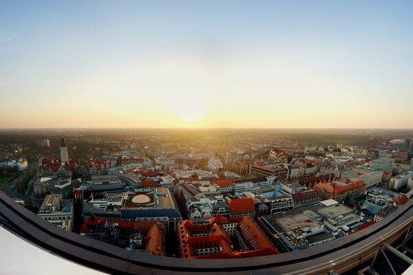 Die Dämmerung vom Dach zeigt einen Panoramablick auf die Stadt . Die Sonne geht vom Horizont auf