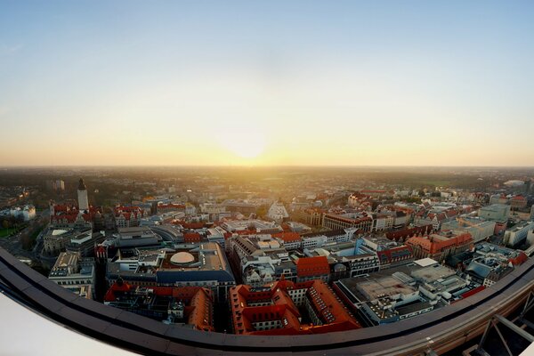 L alba dal tetto rivela una vista panoramica della città . Il sole sorge dall orizzonte