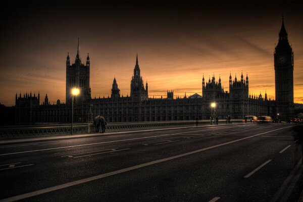 Personas en el puente nocturno de Londres