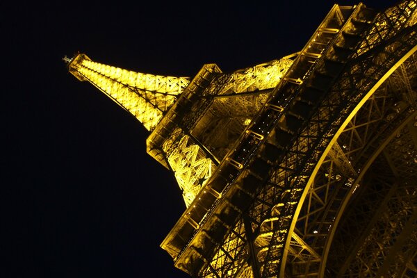 Nacht-Eiffelturm in einer ungewöhnlichen Perspektive - Ansicht von unten