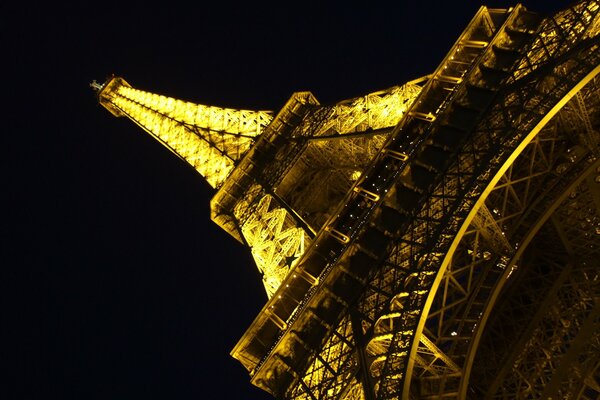Ночная Эйфелева башня в необычном ракурсе - вид снизу