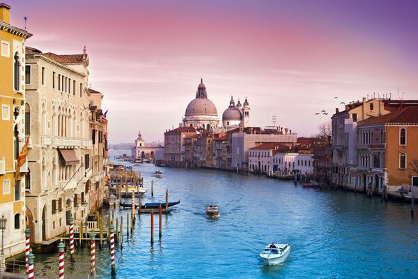 Venedig bei einem schönen lila Sonnenuntergang