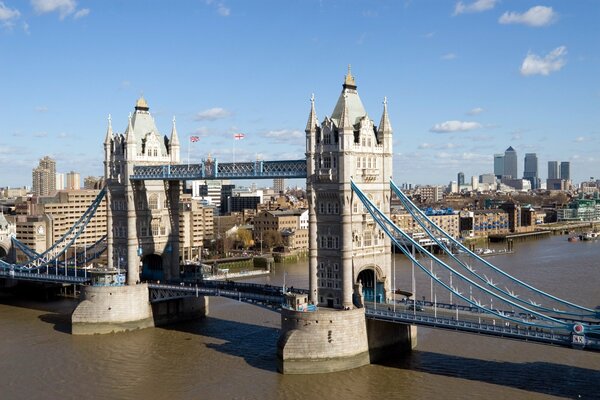 Ponte sul fiume a Londra
