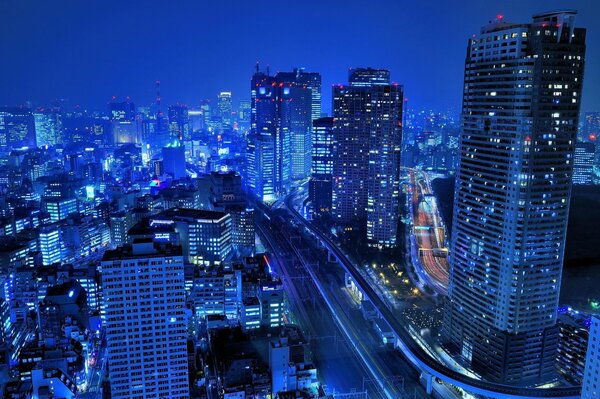Japońskie budynki nocą